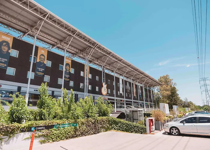 Ibis Pilar